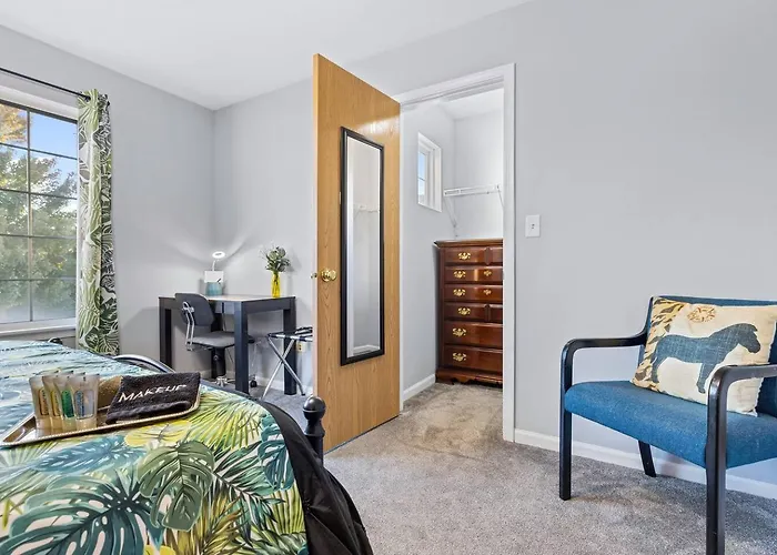 Quiet Area/petfriendly/wi-fi/5 Beds/1.5 Bath *