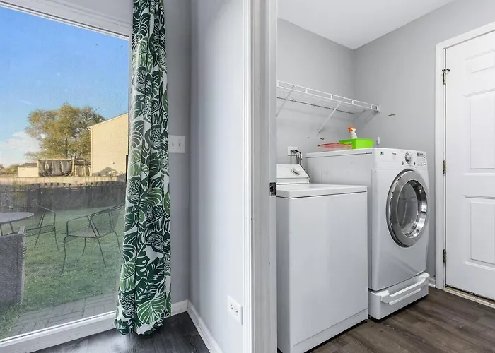 Quiet Area/petfriendly/wi-fi/5 Beds/1.5 Bath *