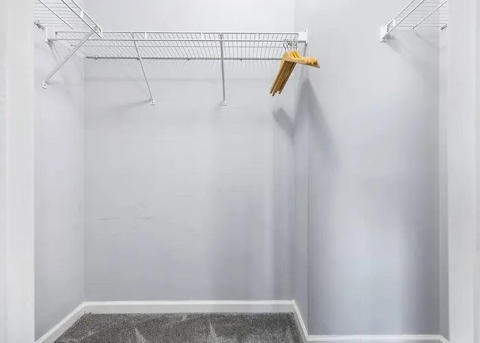 Quiet Area/petfriendly/wi-fi/5 Beds/1.5 Bath *