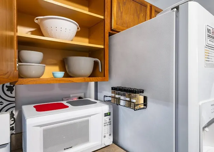 Quiet Area/petfriendly/wi-fi/5 Beds/1.5 Bath *